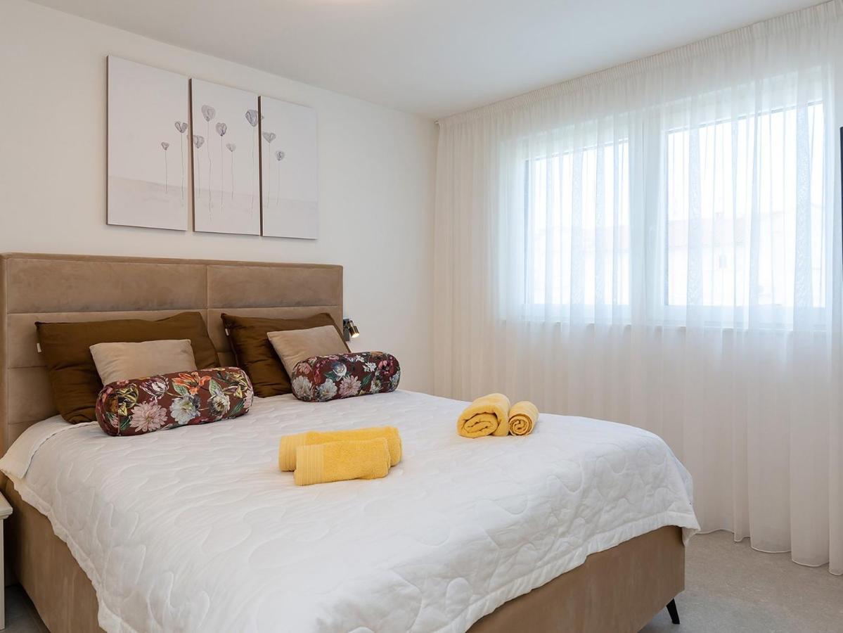 Residence Nar Porec Esterno foto